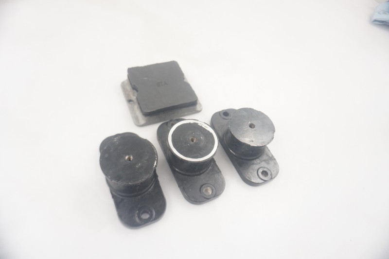 2000-2005 Yamaha OEM Rubber Motor Mount Set Freshwater WaveRunner XL