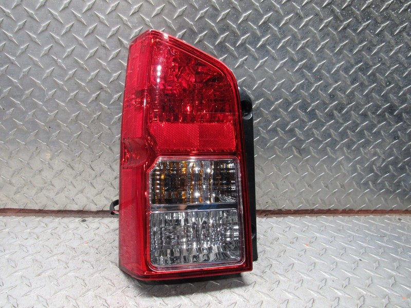 05 - 12 NISSAN PATHFINDER LEFT DRIVER REAR QUARTER PANEL MOUNTED LAMP