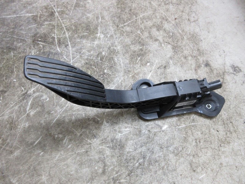 2019 Chevy Silverado Sierra OEM Accelerator Pedal w/ Travel Sensor 23363936
