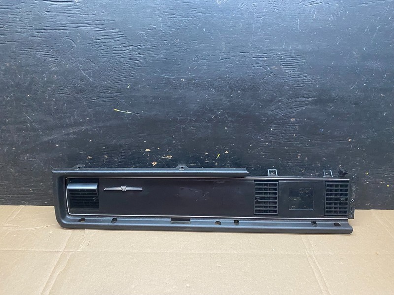 1983 to 1984 Ford Thunderbird Dash Bezel Vent Passenger Side Panel U0039 PS