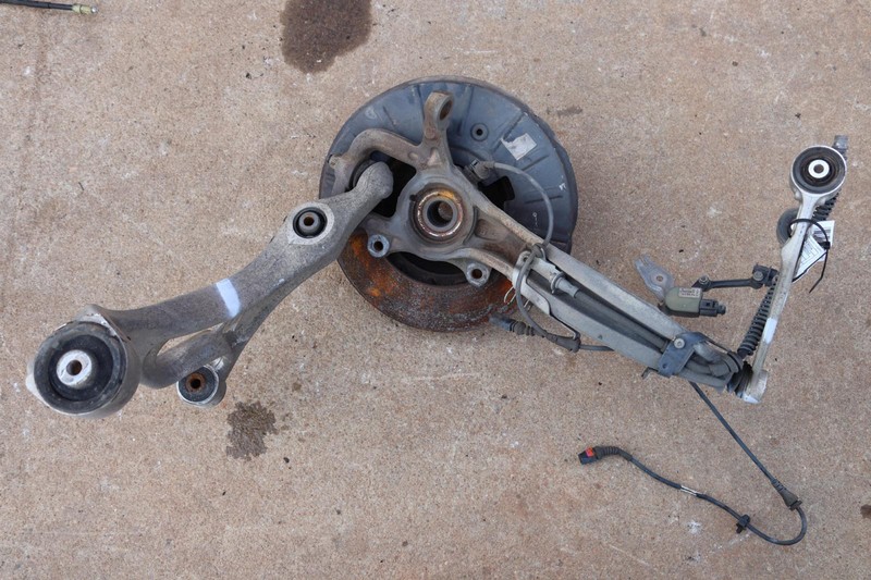 2011-2015 AUDI Q7 AWD FRONT LEFT SPINDLE KNUCKLE WHEEL HUB W/ CONTROL ARMS OEM