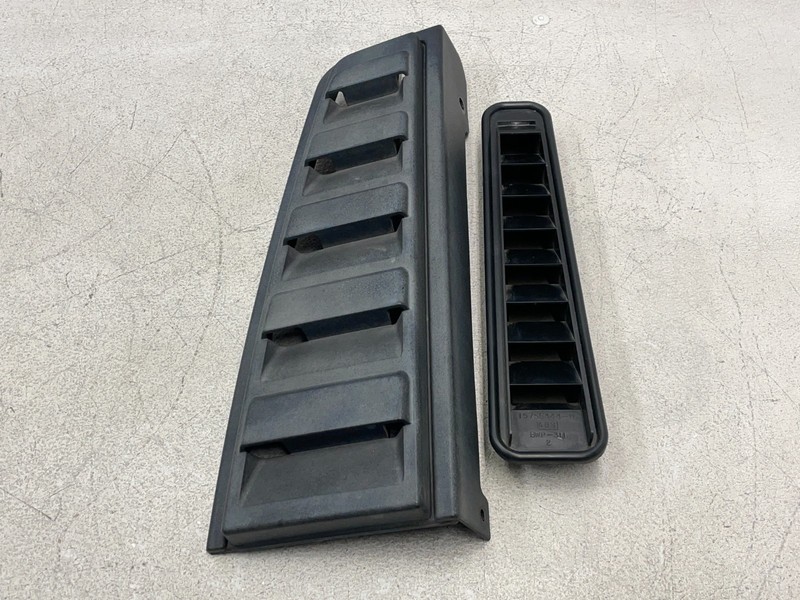 2003-2007 Hummer H2 Rear Left Driver Tail Light Upper Vent Grille Trim 1630 OEM