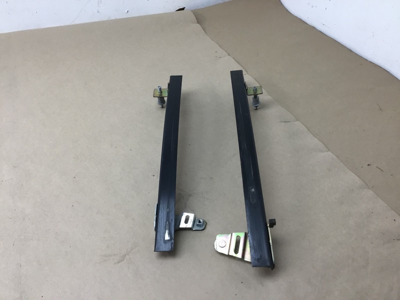 Maserati Coupe GT 2003 Front Right Door Window Glass Guide Set 2 PCS 02-06 ;:Y
