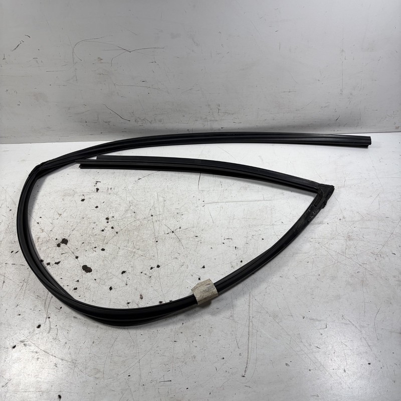 03-08 Honda Pilot Left Front Window Run Channel Molding Seal 72275-S9V-A01 OEM
