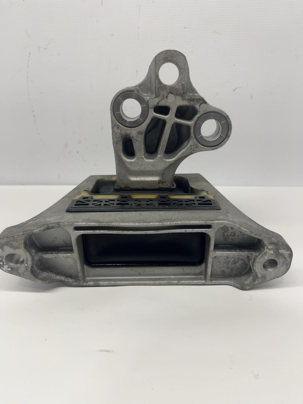 2020 GMC Terrain SLE 1.5L LH Driver Left Frame Transmission Mount OEM