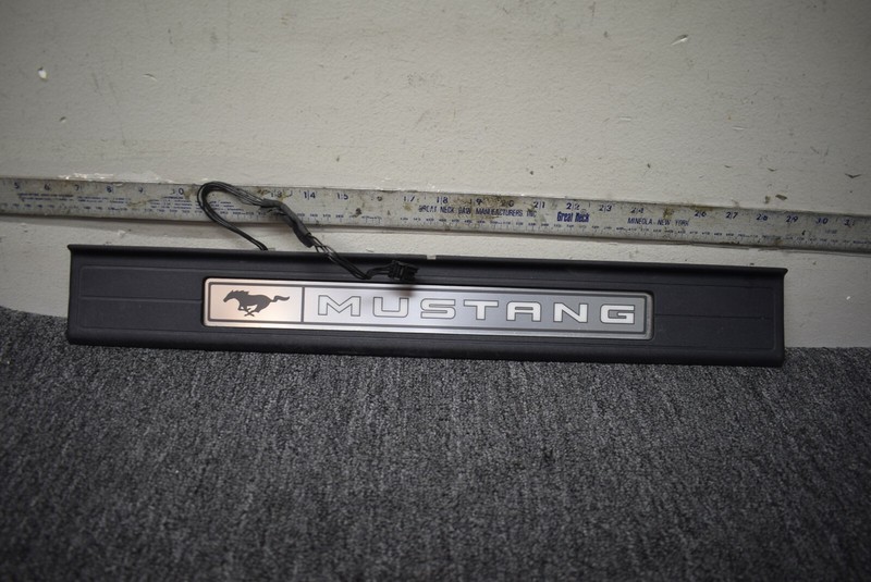 2015 FORD MUSTANG SILL STEP PAD FACTORY OEM