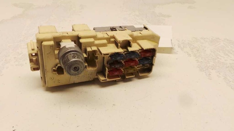 92 TOYOTA 4 RUNNER UNDER DASH FUSE BOX 82641-35090 79260