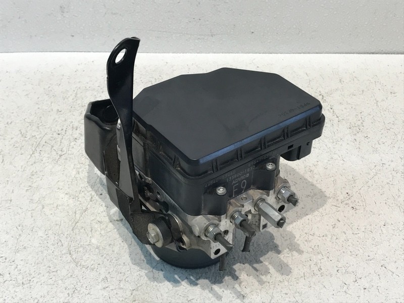 2010-2015 LEXUS IS250 CONVERTIBLE ABS ANTI LOCK BRAKE PUMP CONTROL MODULE 144k