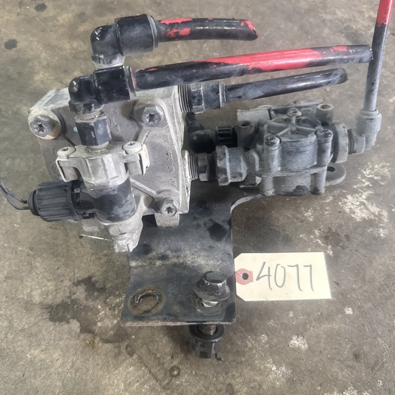 BENDIX TRACTION AIR BRAKE RELAY VALVE- P/N: D591309 & Z013356R