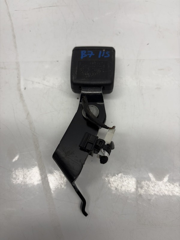 2020 BMW M8 COMP F93 G16 OEM REAR MIDDLE 2ND ROW CENTER SEAT BELT BUCKLE LATCH