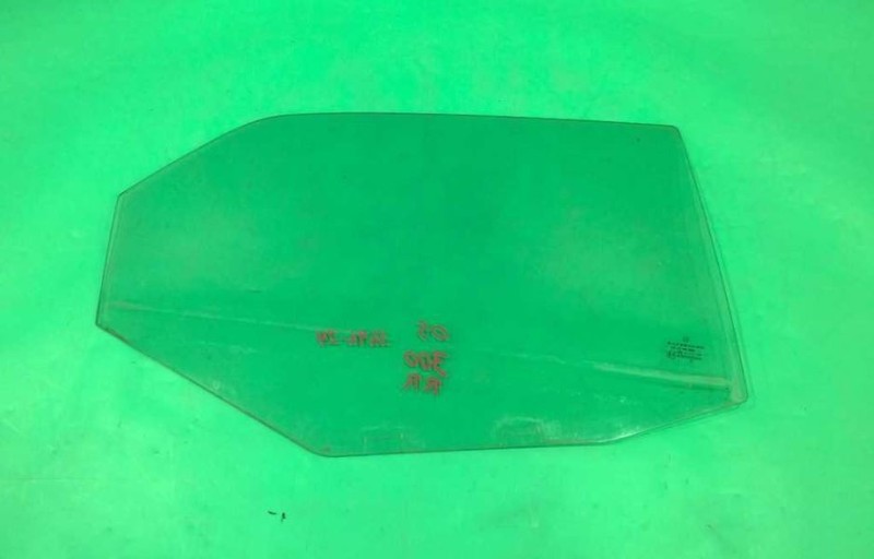 05-10 300 PASSENGER RIGHT REAR WINDOW DOOR GLASS OEM 3696-24