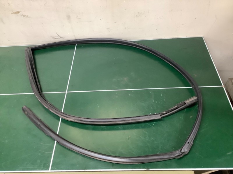 92-95 Civic 2/3Dr Left Window Run Channel Molding Glass Guide Rubber Seal Used