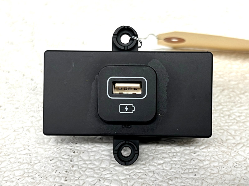 ⭐2021-2025 KIA SORENTO REAR RIGHT SIDE SEAT USB CHARGING PORT ASSY OEM LOT2700
