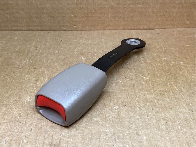 03-06 Tahoe Yukon Suburban Escalade Rear 2nd Row Seat Belt Buckle Neutral Tan