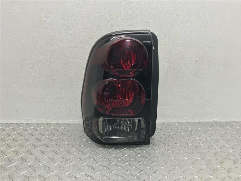 2002-2009 CHEVY TRAILBLAZER DRIVER SIDE LEFT TAIL LIGHT OEM 15131578