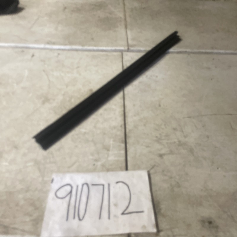 2004 -2009 Cadillac SRX Left FRONT DOOR INSIDE BELT MOLDING
