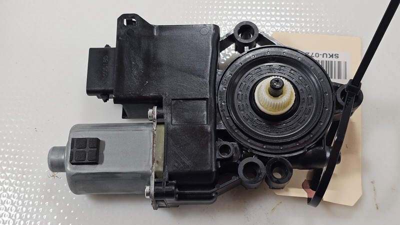 2017-2019 GENESIS G90 FRONT LEFT DRIVER SIDE DOOR WINDOW REGULATOR MOTOR OEM