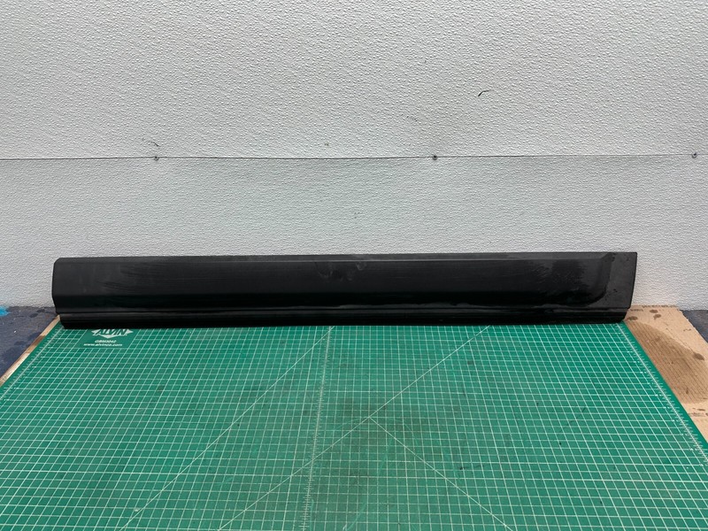 05-16 LAND ROVER FRONT RIGHT PASSENGER SIDE DOOR LOWER MOLDING OEM