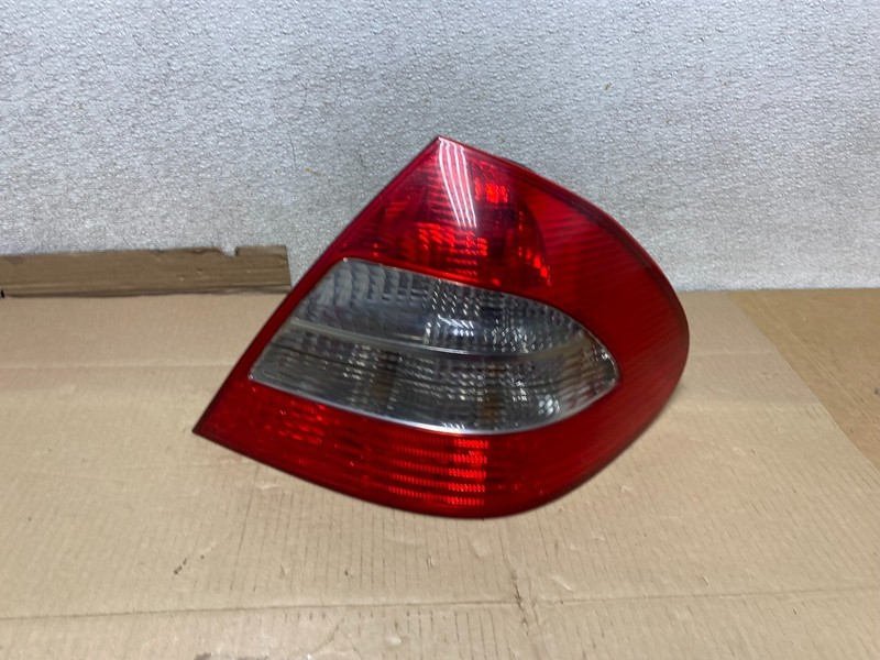 2007 - 2009 Mercedes E E320 E500 Sedan Right Passenger Tail Light OEM U2801 DW