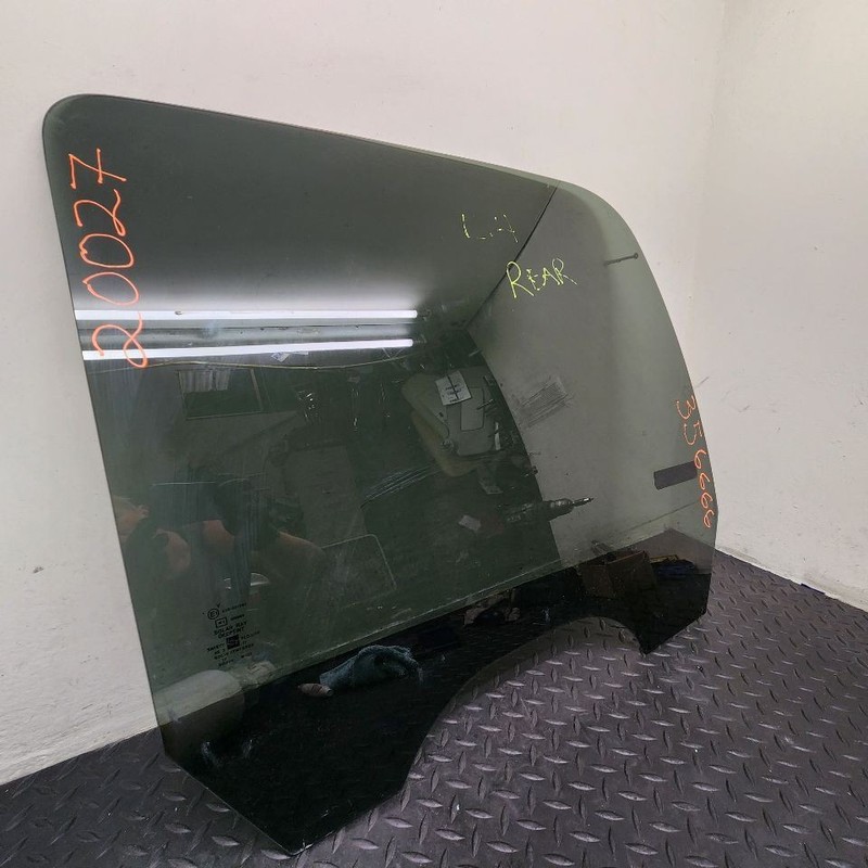 00-06 GMC Yukon XL 1500 Rear Left Driver Door Glass Window OEM 15181069