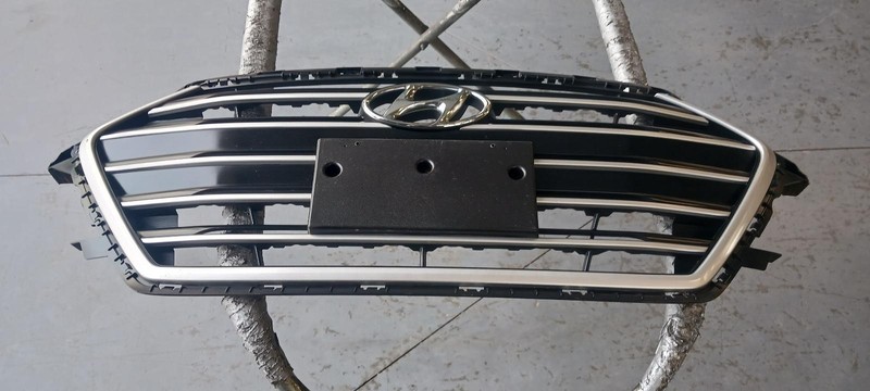 17-'18 HYUNDAI ELANTRA Grille w/silver surround US built OEM Grade A!