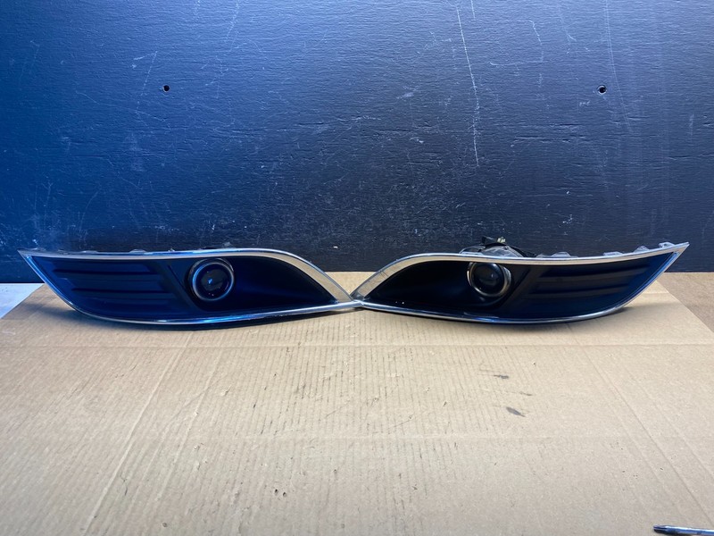 2013 to 2016 Lincoln MKT Left+Right Set Front Fog Light Bezel OEM AD5040 DG