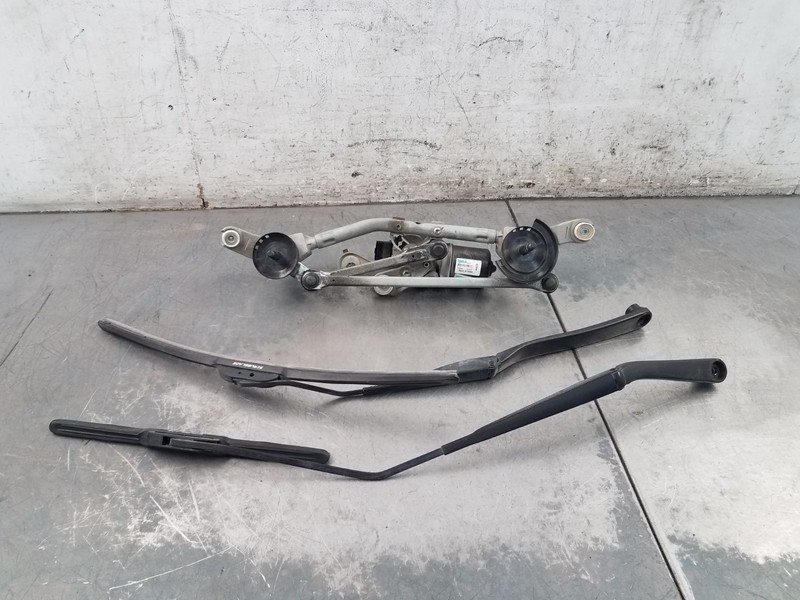 2015 Nissan Juke Nismo RS Windshield Wiper Motor / Arms #0317 J2