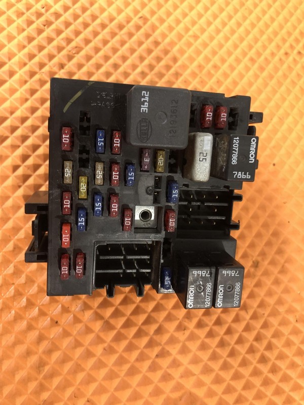 2000 - 02 Chevy Silverado Sierra 1500 Cabin Fusebox Junction Block OEM 15319400