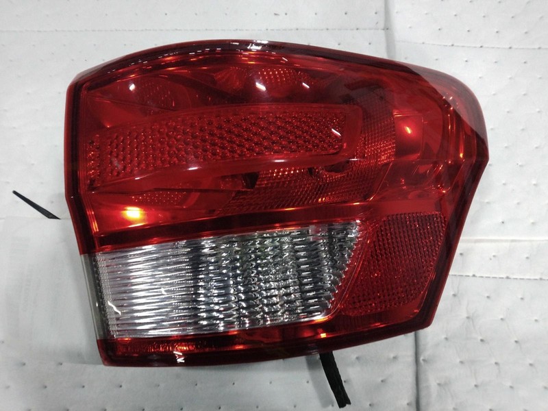 2012 Jeep Grand Cherokee Right Tail Light Assembly Tan OEM 7683622 Used