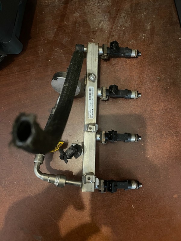 11-20 CHEVROLET CRUZE TRAX SONIC OEM 1.4 FUEL RAIL W/ INJECTORS - INJECTOR RAIL