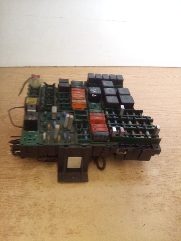 2000 Volvo VNL Fuse/Relay Block