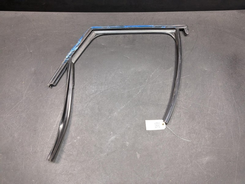 Rear Right Door Window Glass Run Channel 2018 Audi Q3 8U0839440 2015 2016 2017