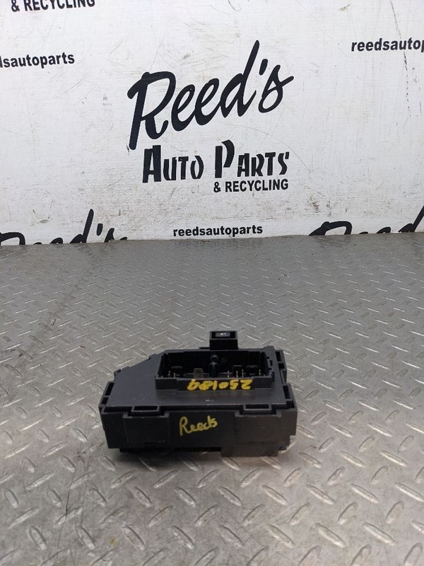 OEM 08-13 GMC Sierra 1500 Silverado Cabin Interior Junction Relay Block1183391