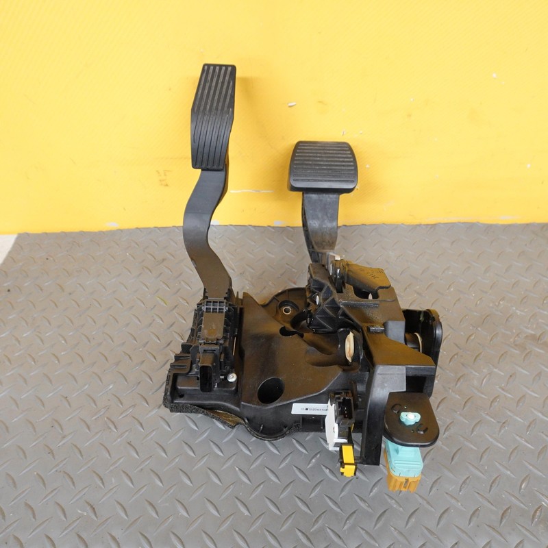 2023-2025 DODGE HORNET BRAKE STOP PEDAL GAS PEDAL & BRACKET OEM 68613396AA