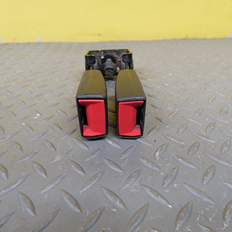 2019-2023 GMC SIERRA 1500 Rear Center Seat Belt Buckle Oem