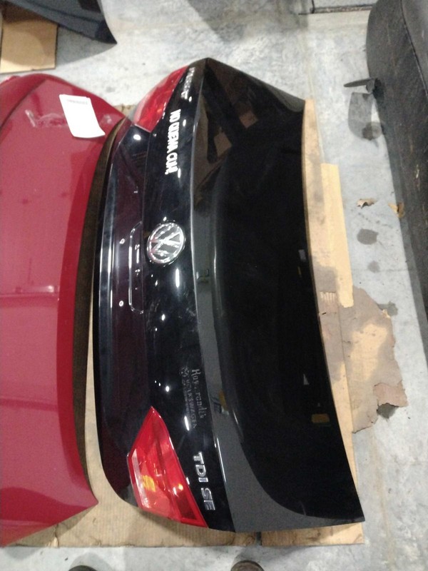 2015 Volkswagen Passat OEM Black Deck Lid Trunk Lid 97K Miles NJ25-16194-409468