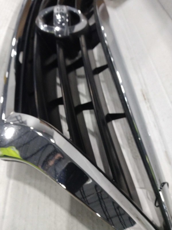 2015-2019 Nissan Versa Grey Upper Grille OEM 623109KM0A Used 138K Miles