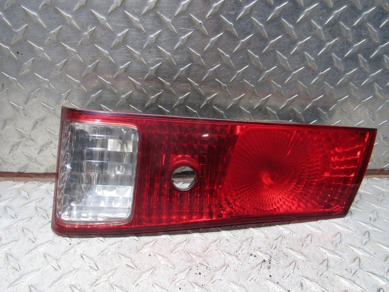 00 01 TOYOTA CAMRY RIGHT REAR PASSENGER TAIL LAMP LID MOUNTED TRIDENT
