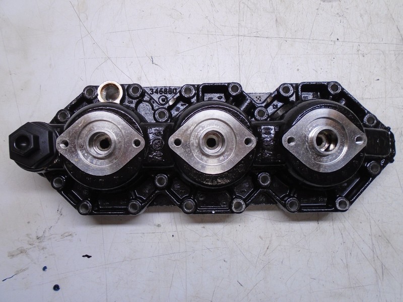 CB4 Johnson Evinrude 150 Hp Outboard Cylinder Head Starboard 5000874 346880