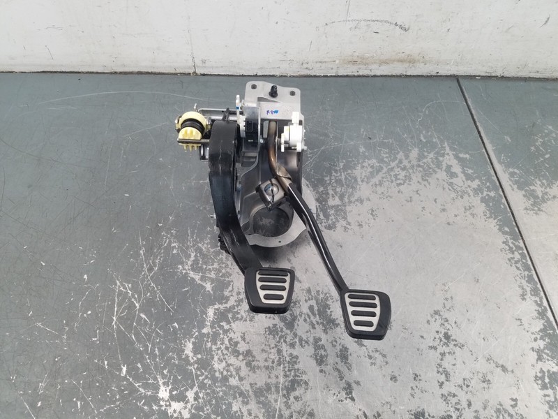 2019 Chevy Camaro ZL1 1LE Clutch / Brake Pedal Assembly #1945 VV2