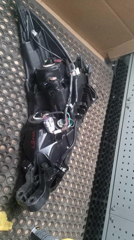 2017 Subaru Legacy Right Headlight Assembly Blue OEM 294556 Used 100K Miles