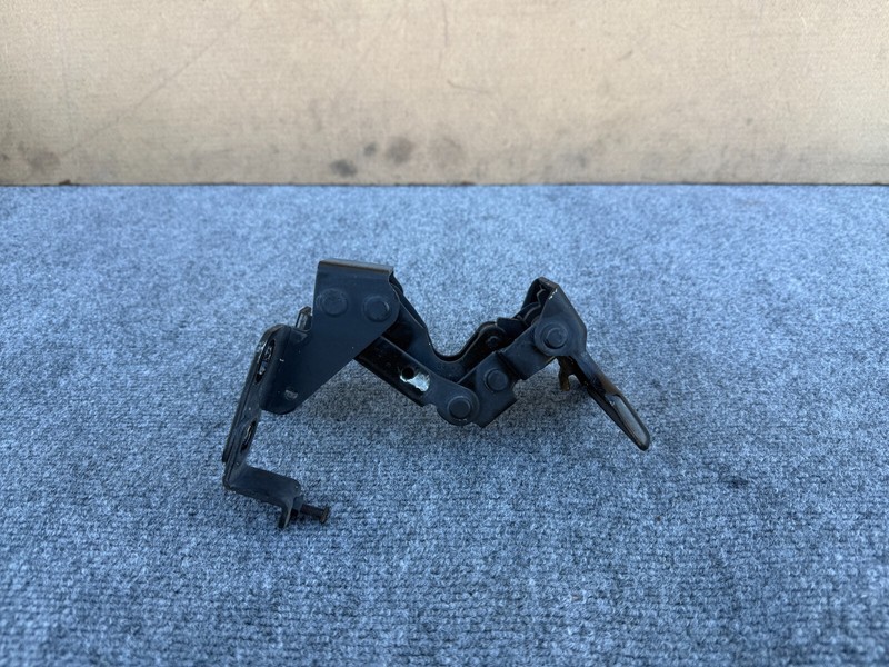 NISSAN 370Z CONVERTIBLE 10-19 OEM TOP BOOT RIGHT PASSENGER HINGE BRACKET