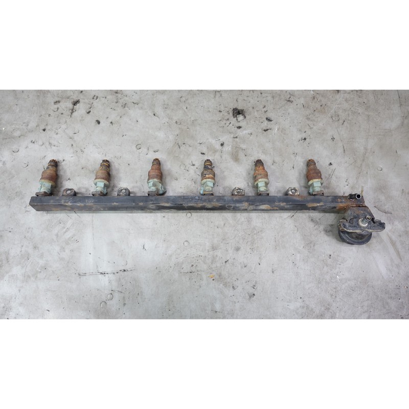 Damaged 1987-1993 BMW E30 325i 325ix M20 2.5L 6-Cyl Fuel Rail with Injectors OEM