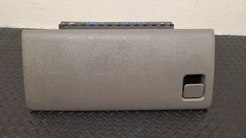 00-06 Chevrolet Tahoe Glove Box Assembly Pewter (92I) OEM 15807880