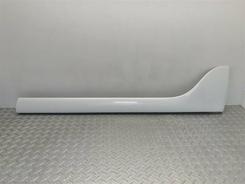 02-06 GMC YUKON DENALI PASSENGER FRONT DOOR LOWER MOULDING WHITE OEM 19120552
