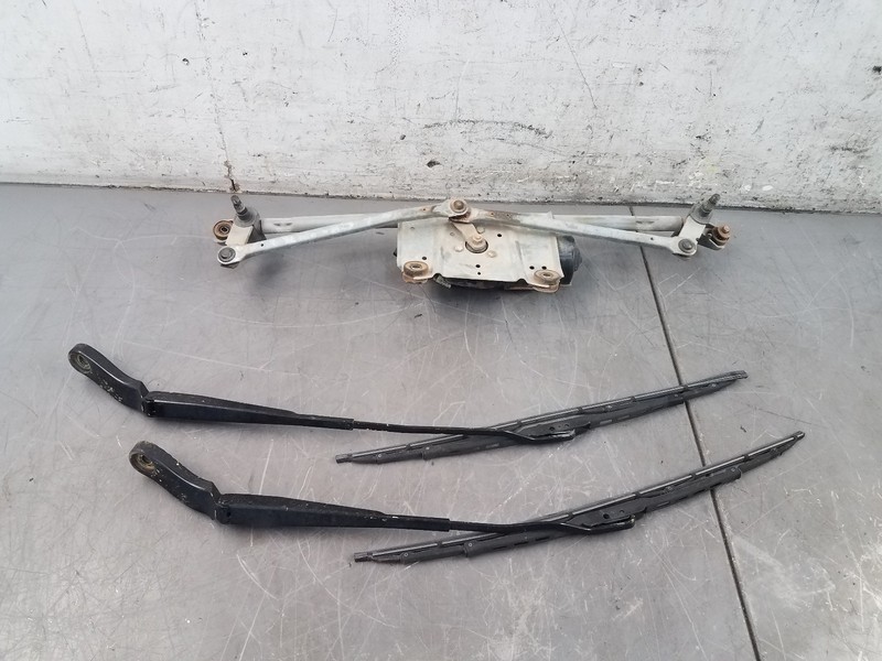 2001 Dodge Dakota R/T Windshield Wiper Motor / Arm #88118 A7