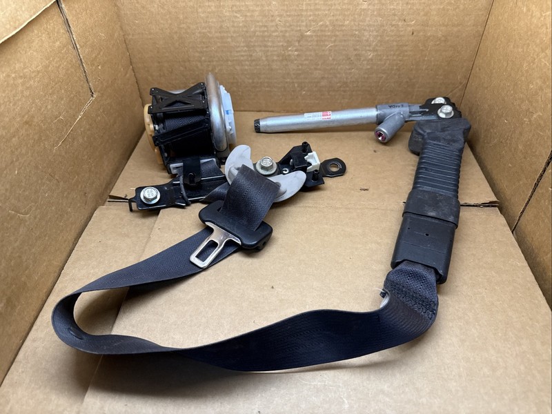 2011-2016 Kia Sportage Front Left Driver Side Seat Belt Seatbelt Retractor