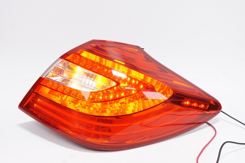 HYUNDAI GENESIS SEDAN Right RH Outer Tail Light Tail Lamp OEM 2012 - 2014