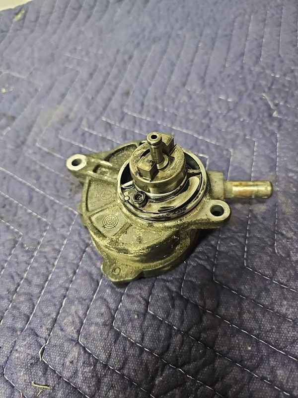 06 04 05 Mercedes Benz Sprinter van 2.7 brake vacuum pump a64623065