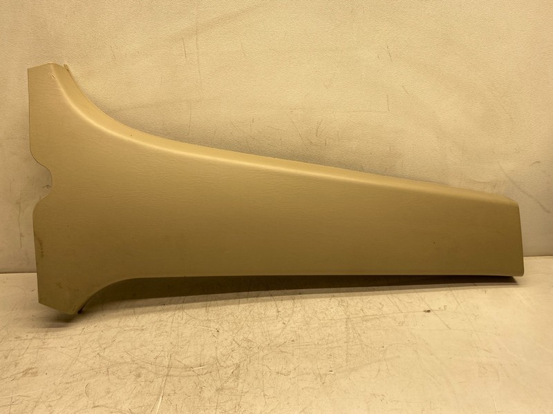2004-2007 TOYOTA HIGHLANDER RIGHT PASSENGER SIDE LOWER B PILLAR COVER TRIM TAN